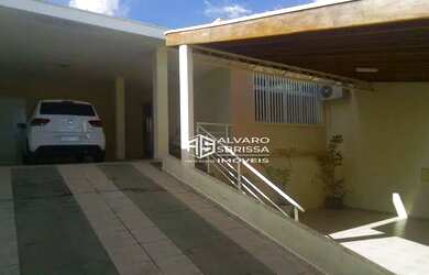 Imagem: A casa possui 4 Dormitórios, 3 Banheiros, 3 Vagas na garagem