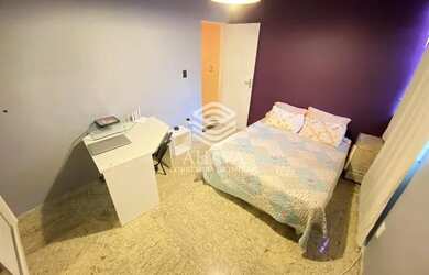 Imagem: A casa possui 4 Dormitórios, 3 Banheiros, 4 Vagas na garagem