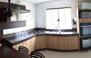 Imagem: A casa possui 3 Dormitórios, 3 Banheiros, 3 Vagas na garagem