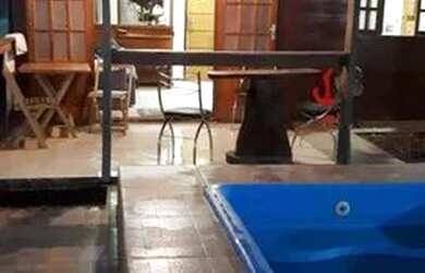 Imagem: A casa em condomínio possui 3 Dormitórios, 1 Banheiro, 2 Vagas