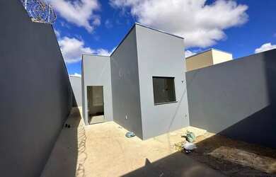 Imagem: A casa possui 3 Dormitórios, 1 Banheiro, 2 Vagas na garagem