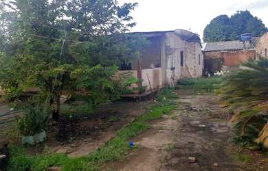 Imagem: A casa possui 4 Dormitórios, 2 Banheiros, 2 Vagas na garagem