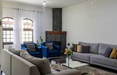 Imagem: A casa possui 5 Dormitórios, 3 Banheiros, 3 Vagas na garagem