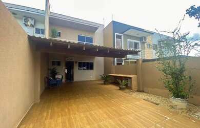 Imagem: A casa possui 3 Dormitórios, 2 Banheiros, 2 Vagas na garagem