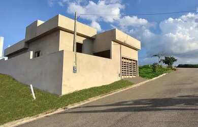 Imagem: A casa possui 3 Dormitórios, 2 Banheiros, 2 Vagas na garagem