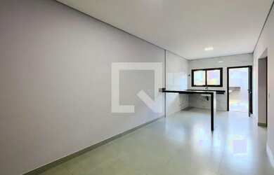 Imagem: A casa possui 3 Dormitórios, 2 Banheiros, 2 Vagas na garagem