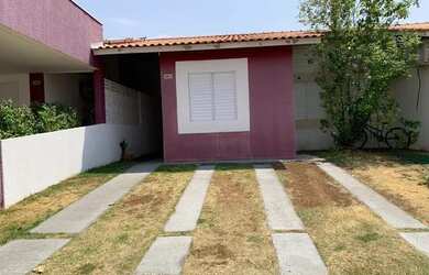 Imagem: A casa em condomínio possui 3 Dormitórios, 1 Banheiro, 2 Vagas