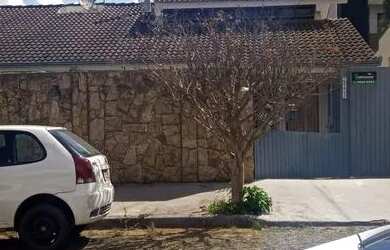 Imagem: A casa possui 3 Dormitórios, 2 Banheiros, 3 Vagas na garagem
