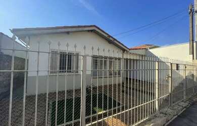 Imagem: A casa possui 2 Dormitórios, 2 Banheiros, 2 Vagas na garagem