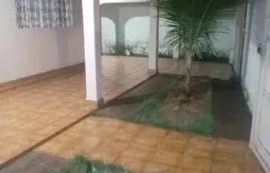 Imagem: A casa possui 2 Dormitórios, 2 Banheiros, 2 Vagas na garagem