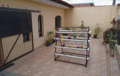 Imagem: A casa possui 4 Dormitórios, 3 Banheiros, 3 Vagas na garagem