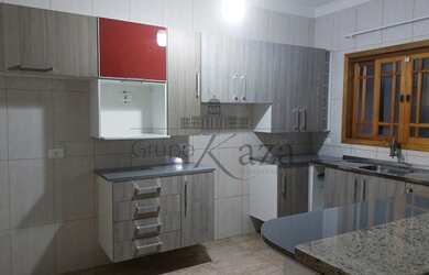 Imagem: A casa possui 3 Dormitórios, 3 Banheiros, 2 Vagas na garagem