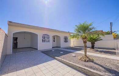 Imagem: A casa possui 3 Dormitórios, 2 Banheiros, 2 Vagas na garagem