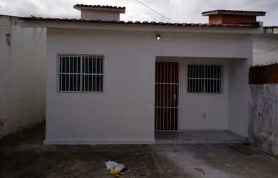 Imagem: A casa possui 2 Dormitórios, 2 Banheiros, 2 Vagas na garagem