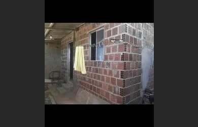 Imagem: A casa possui 2 Dormitórios, 1 Banheiro e está localizado