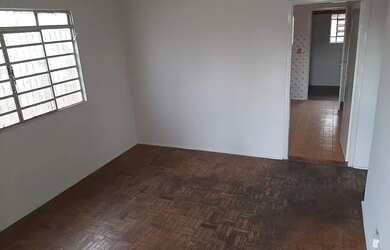 Imagem: A casa possui 2 Dormitórios, 1 Banheiro, 1 Vaga na garagem