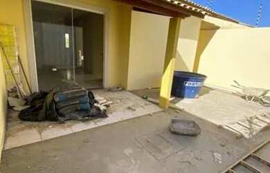 Imagem: A casa possui 3 Dormitórios, 1 Banheiro, 2 Vagas na garagem