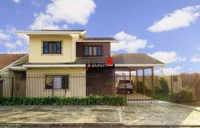 Imagem: A casa possui 5 Dormitórios, 3 Banheiros, 5 Vagas na garagem