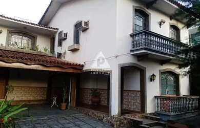 Imagem: A casa possui 3 Dormitórios, 3 Banheiros, 4 Vagas na garagem