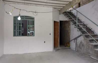 Imagem: A casa possui 3 Dormitórios, 2 Banheiros, 1 Vaga na garagem