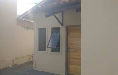 Imagem: A casa possui 2 Dormitórios, 1 Banheiro, 2 Vagas na garagem