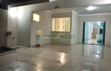 Imagem: A casa possui 3 Dormitórios, 2 Banheiros, 3 Vagas na garagem