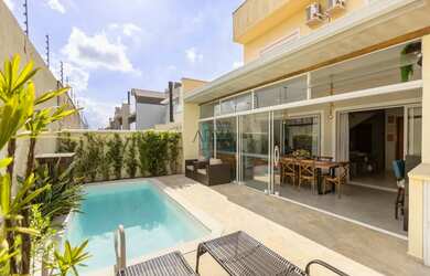 Imagem: A casa em condomínio possui 4 Dormitórios, 4 Banheiros, 2