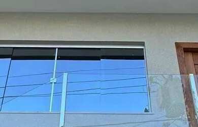 Imagem: A casa possui 3 Dormitórios, 3 Banheiros, 2 Vagas na garagem