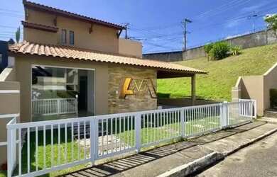 Imagem: A casa possui 4 Dormitórios, 5 Banheiros, 2 Vagas na garagem