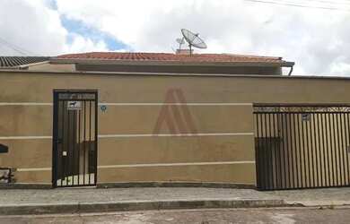 Imagem: A casa possui 3 Dormitórios, 3 Banheiros, 2 Vagas na garagem