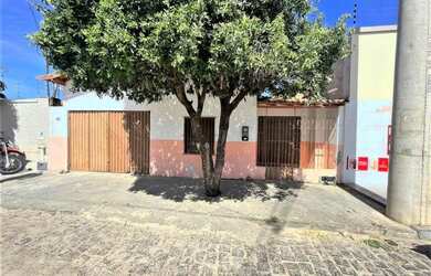 Imagem: A casa possui 3 Dormitórios, 1 Banheiro, 1 Vaga na garagem