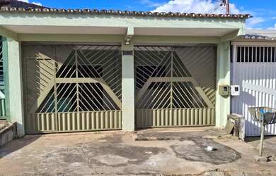 Imagem: A casa possui 3 Dormitórios, 2 Banheiros, 2 Vagas na garagem