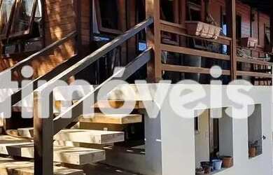 Imagem: A casa possui 4 Dormitórios, 3 Banheiros, 3 Vagas na garagem