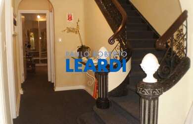 Imagem: O depósito possui 5 Vagas na garagem, 630m² de Área e está