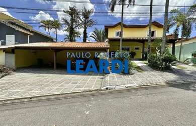 Imagem: A casa em condomínio possui 4 Dormitórios, 5 Banheiros, 5