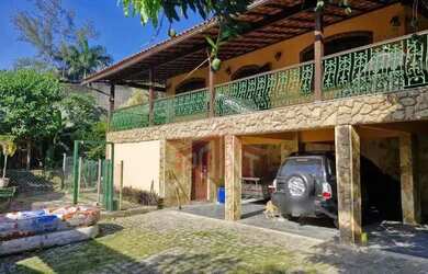 Imagem: A casa possui 3 Dormitórios, 2 Banheiros, 3 Vagas na garagem