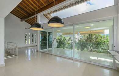 Imagem: A casa em condomínio possui 4 Dormitórios, 5 Banheiros, 4