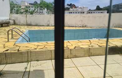 Imagem: A casa possui 4 Dormitórios, 3 Banheiros, 4 Vagas na garagem