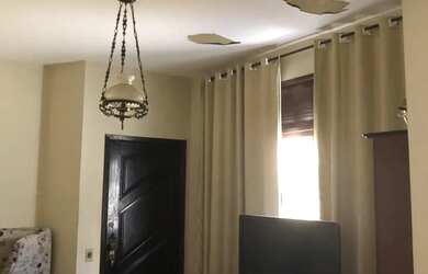 Imagem: A casa possui 3 Dormitórios, 2 Banheiros, 2 Vagas na garagem