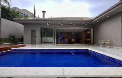 Imagem: A casa em condomínio possui 4 Dormitórios, 5 Banheiros, 2