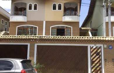 Imagem: A casa possui 4 Dormitórios, 5 Banheiros, 4 Vagas na garagem