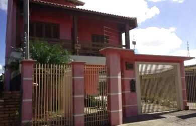 Imagem: A casa possui 3 Dormitórios, 2 Banheiros, 210m² de Área e