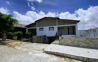 Imagem: A casa possui 3 Dormitórios, 1 Banheiro, 2 Vagas na garagem