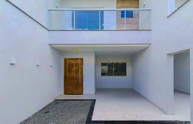 Imagem: A casa possui 3 Dormitórios, 2 Banheiros, 2 Vagas na garagem