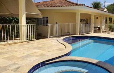 Imagem: A casa possui 3 Dormitórios, 2 Banheiros, 4 Vagas na garagem