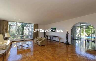 Imagem: A casa possui 5 Dormitórios, 5 Banheiros, 3 Vagas na garagem