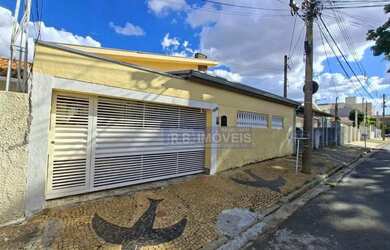 Imagem: A casa possui 4 Dormitórios, 3 Banheiros, 3 Vagas na garagem