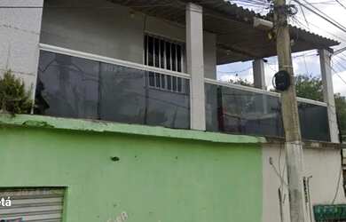 Imagem: A casa possui 1 Dormitório, 1 Banheiro, 1 Vaga na garagem