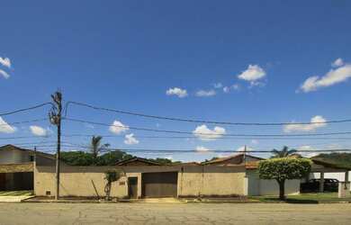 Imagem: A casa possui 3 Dormitórios, 2 Vagas na garagem e 180m² de