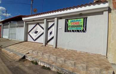 Imagem: A casa possui 3 Dormitórios, 2 Banheiros, 2 Vagas na garagem